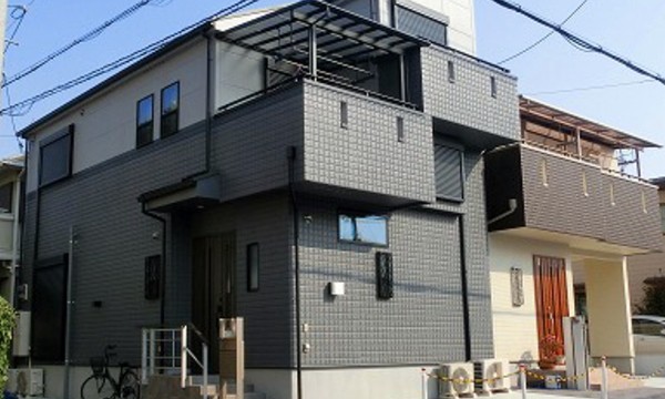 角地にそびえるシックな外観のお洒落なお家です