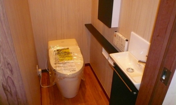落ち着いた雰囲気のトイレ内部