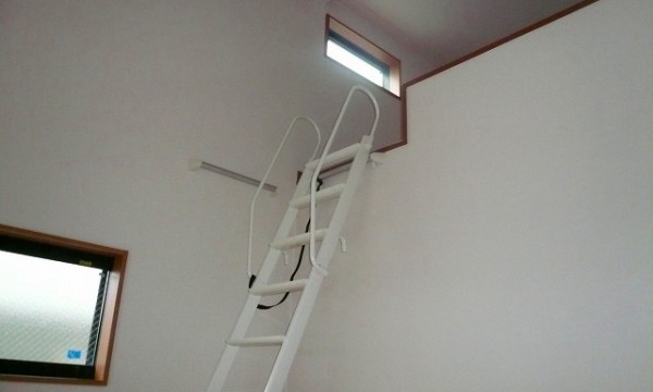 通気性を考慮して、ロフトスペースにもすべり出し式の小窓を設置しました