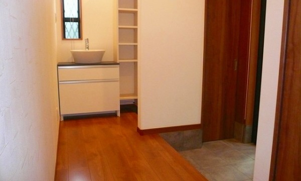 玄関は常に綺麗にしておきたいもの。でもどうしても雑然としがちですが、お客様の導線と家族の導線を分けることですっきりしました。