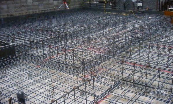 200ミリ間隔に張り巡らされた基礎配筋
