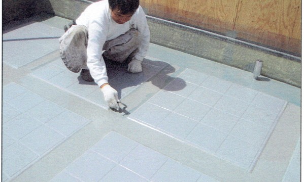 テクノパネル溝部のウレタン2回目コテならし テクノパネル溝部のウレタン2回目コテならし